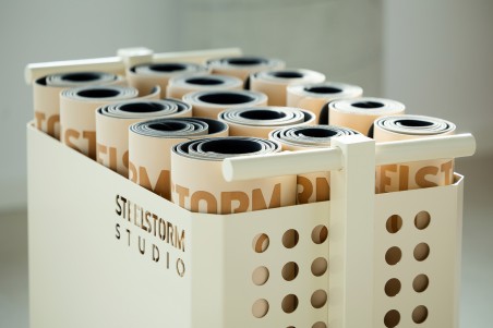 Kosz na maty do ćwiczeń STUDIO