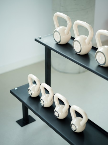 Stojak poziomy na hantle, kettlebells z półkami STUDIO